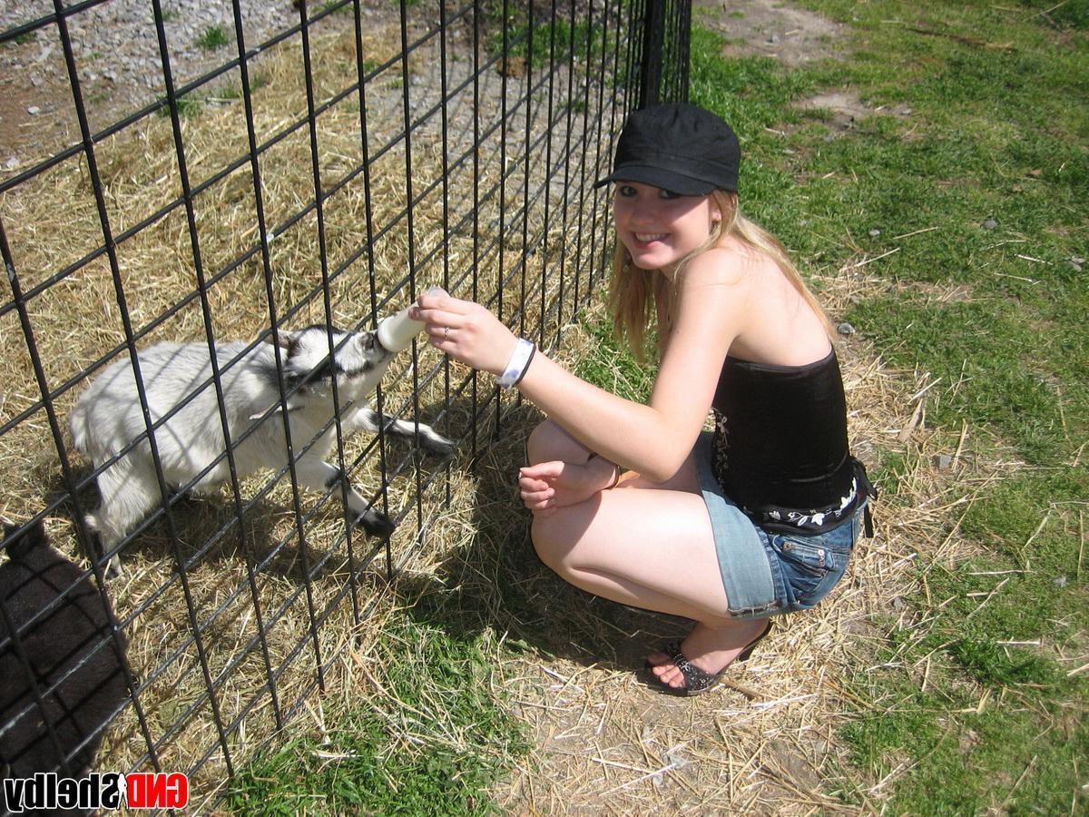 12P Cute teen Shelby visits the zoo for some candid photos
