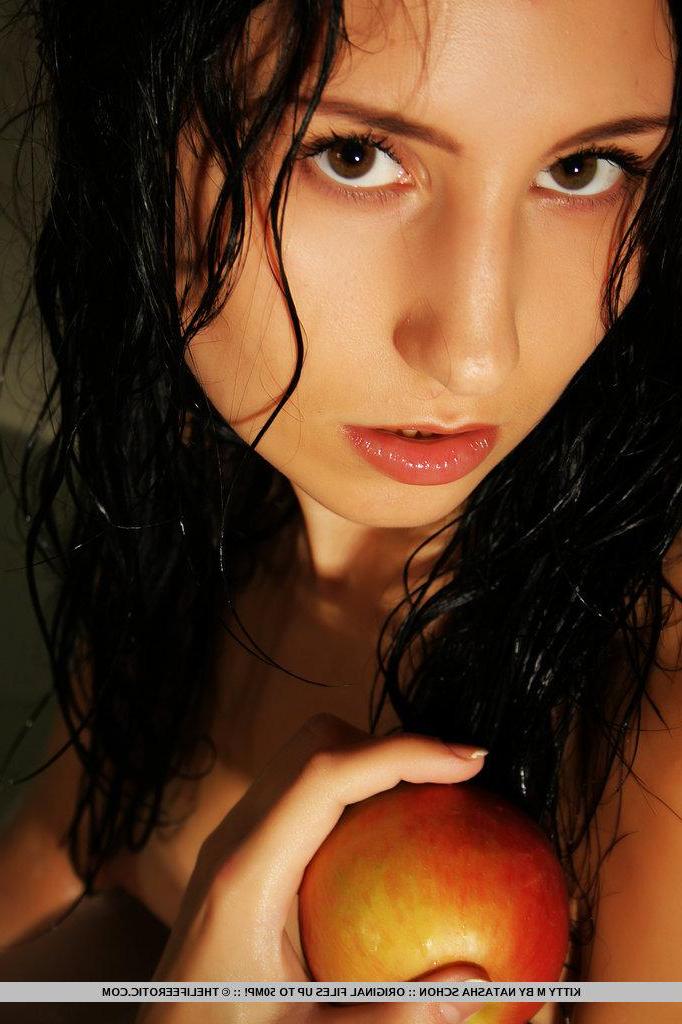 16P Wet Apple features a great combination of Kitty's meaty sexy butt