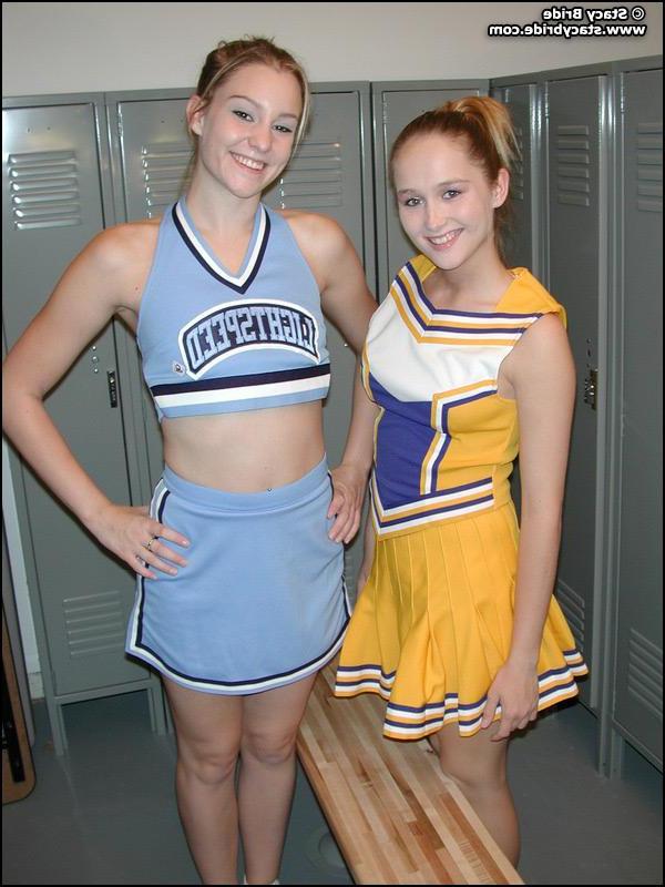 20P Pictures of two cheerleaders making out in the locker room