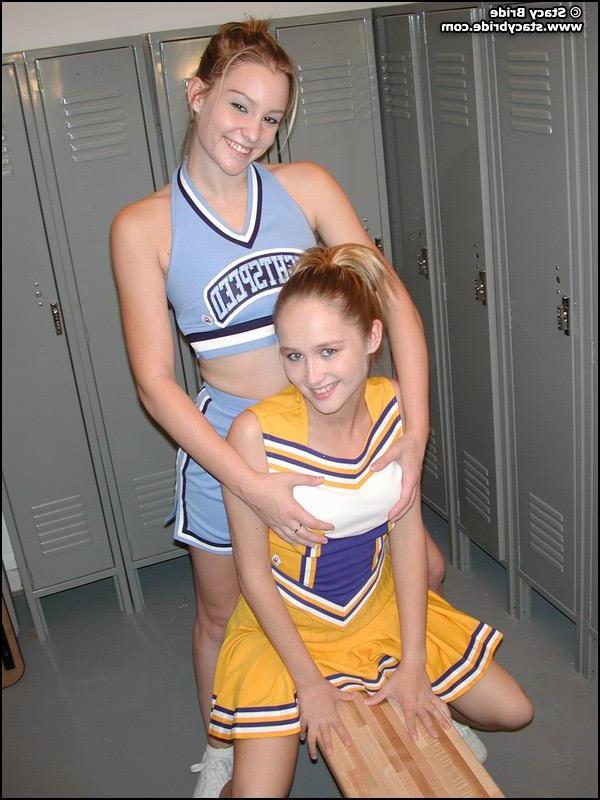 20P Pictures of two cheerleaders making out in the locker room
