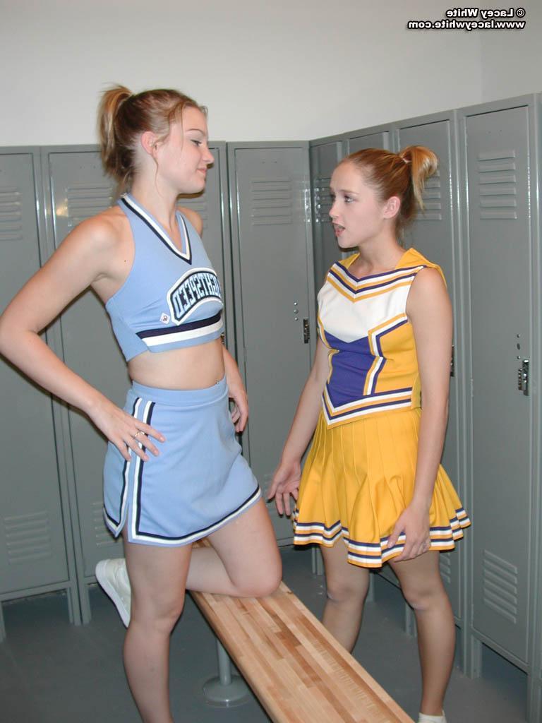 20P Two teen cheerleaders get naughty in the locker room