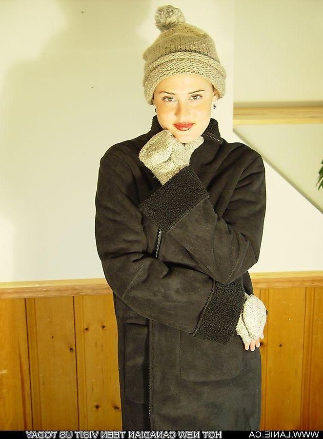 20P Pictures of teen slut Lanie.ca wearing only her hat and gloves