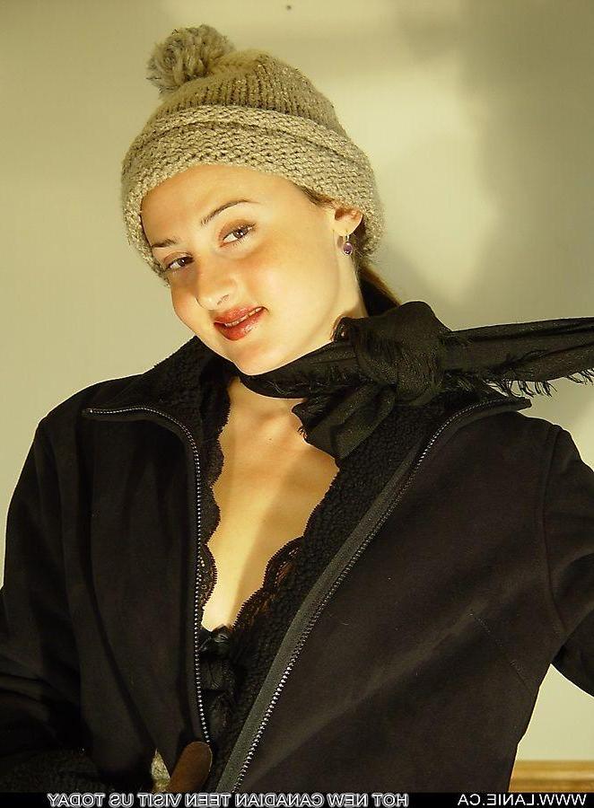 20P Pictures of teen slut Lanie.ca wearing only her hat and gloves
