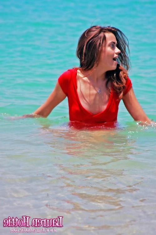 16P Pictures of Lauren Hottie going for a topless swim