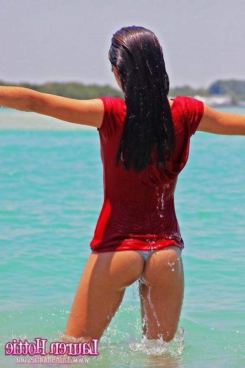 16P Pictures of Lauren Hottie going for a topless swim