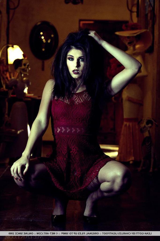 18P Goth babe Leah Gotti pretends to be a sexy vampire