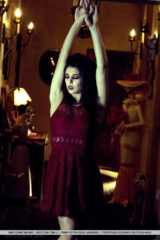 18P Goth babe Leah Gotti pretends to be a sexy vampire