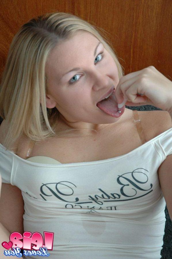 12P Pictures of Leia Loves You getting kinky with the ice