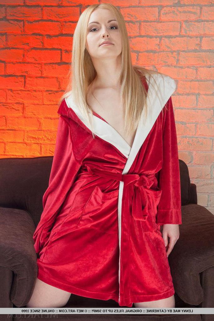 18P Blonde beauty Lenny Mae flaunts her nude body just for you