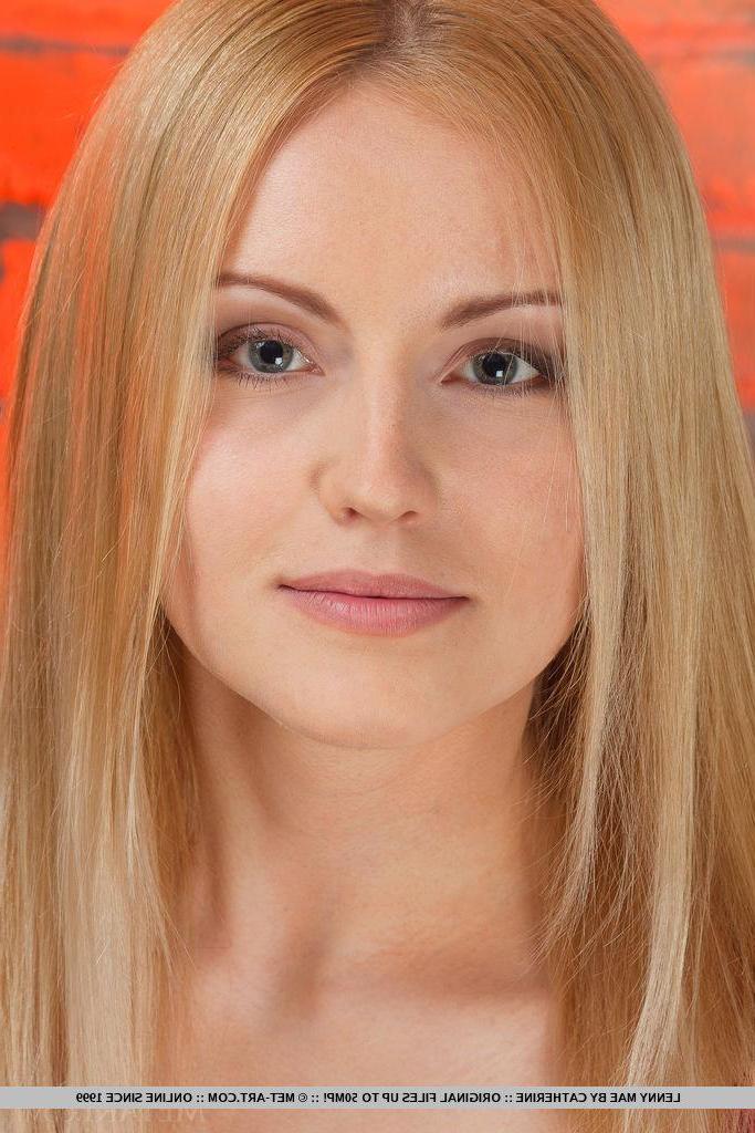 18P Blonde beauty Lenny Mae flaunts her nude body just for you