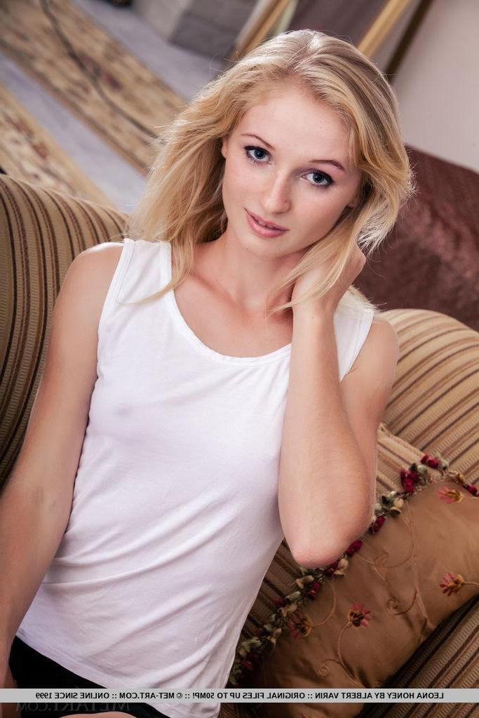 18P Blonde beauty Leona Honey shows you her hot body in "Paradi"