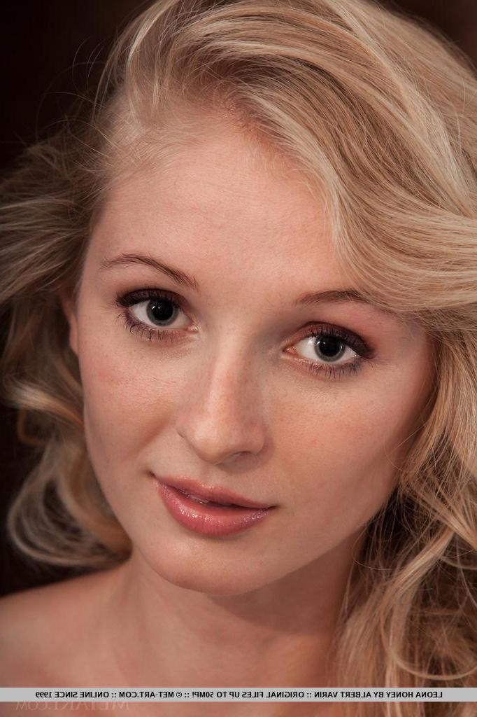 18P Blonde teen Leona Honey shows you her fully nude body