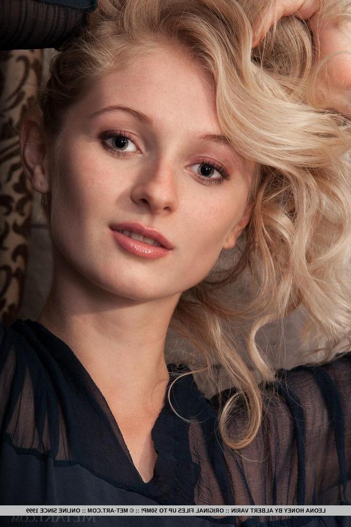 18P Blonde teen Leona Honey shows you her fully nude body
