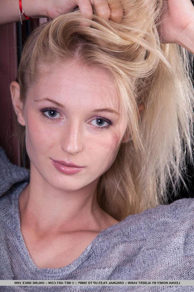 18P Beautiful blonde Leona Honey shows off her gorgeous nude body for you
