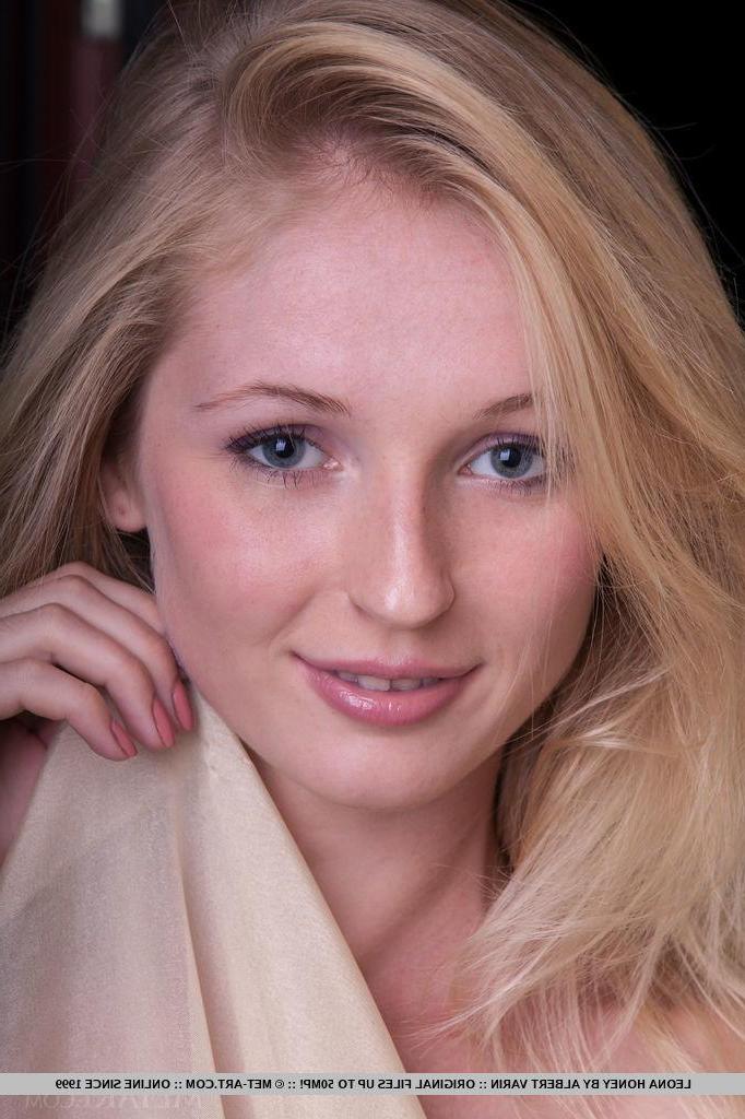 18P Beautiful blonde Leona Honey shows off her gorgeous nude body for you