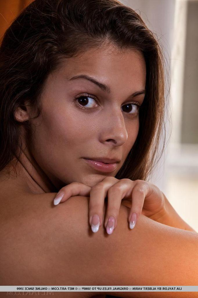 18P Brunette babe Lia Taylor strips nude and spreads her legs for you