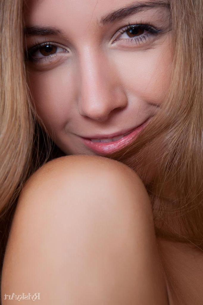 16P Blonde beauty Lina Diamond shows you every inch of her gorgeous body