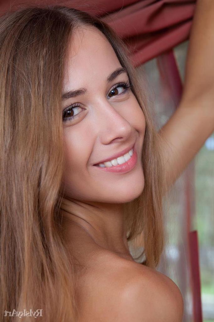 16P Blonde beauty Lina Diamond shows you every inch of her gorgeous body