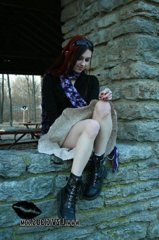 20P Pictures of Liz Vicious smoking a cigarette outside