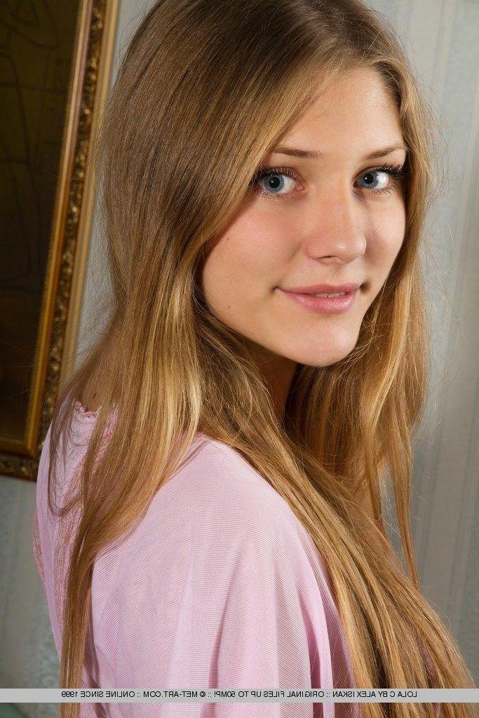 18P Pictures of Lola C naked and spreading for you