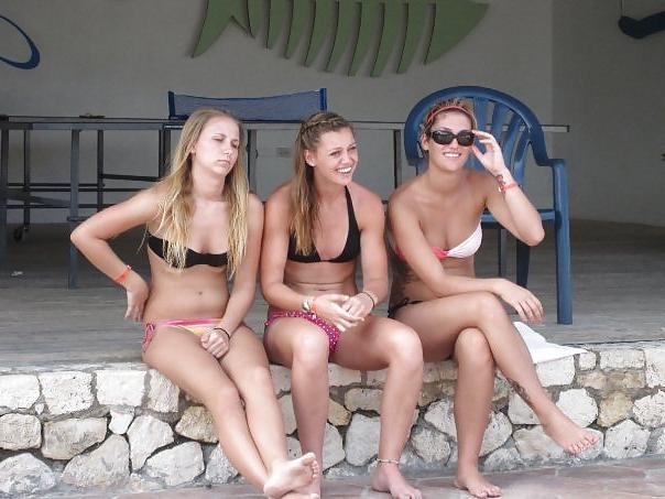 25P Cute Teens -Mouth Wide Open 