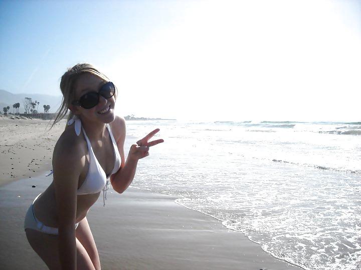 25P Cute Teens -Mouth Wide Open 