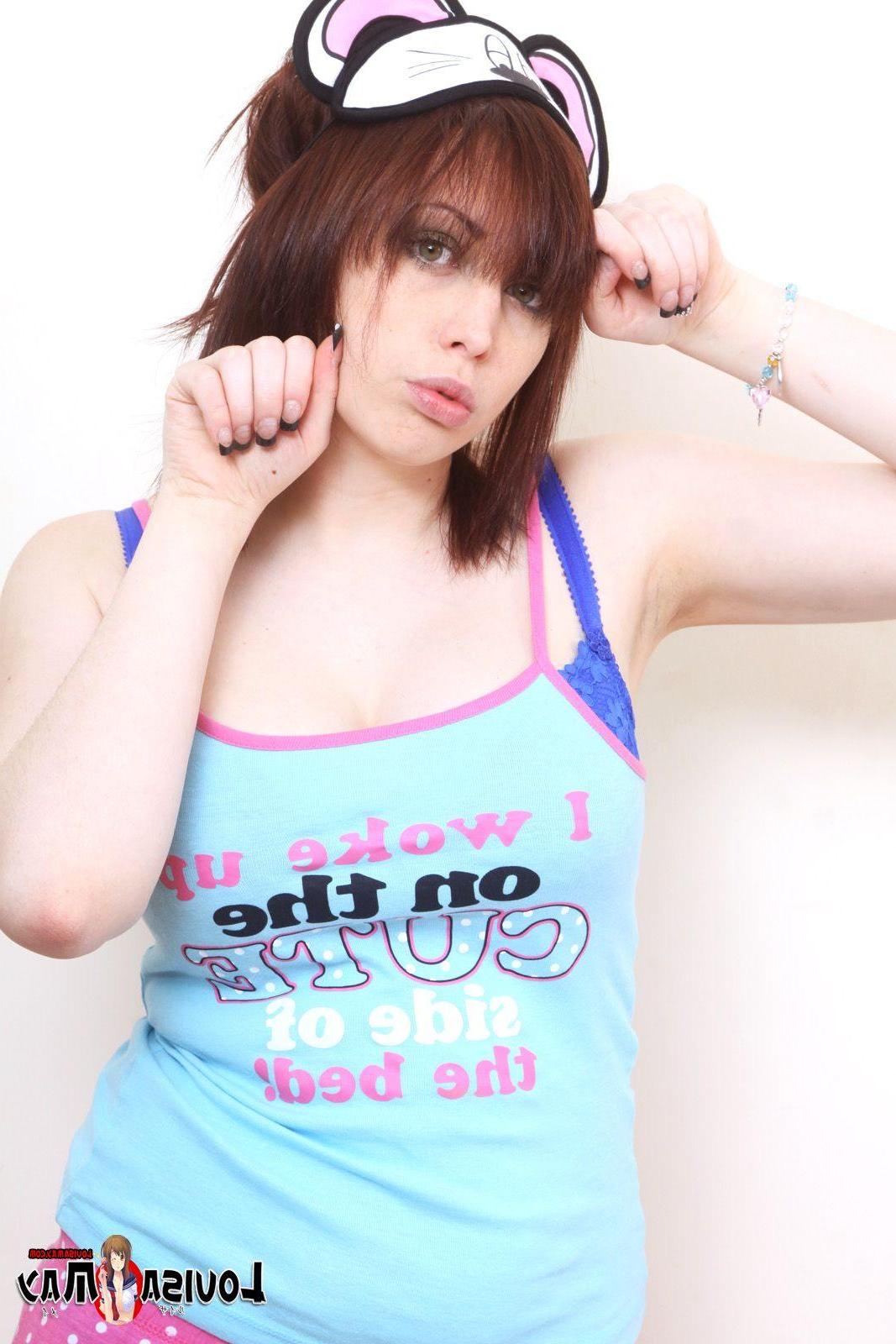 16P Pictures of teen girl Louisa May getting kinky in bed