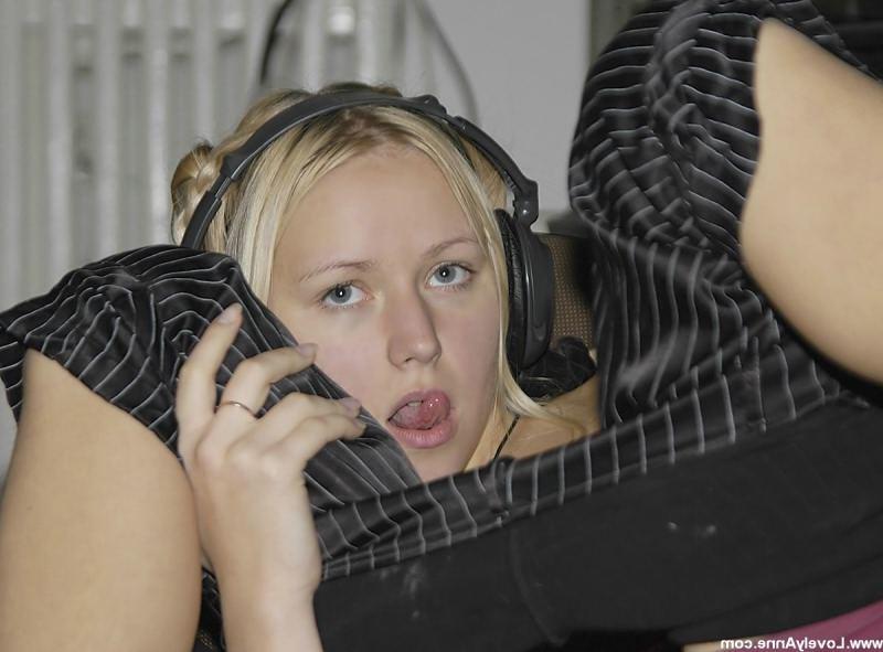15P Anne showing her firm tits in a music studio