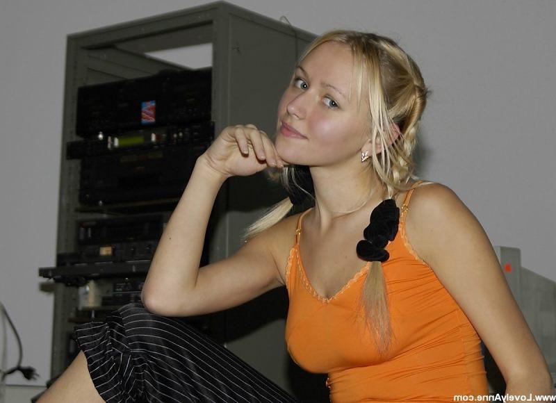 15P Anne showing her firm tits in a music studio