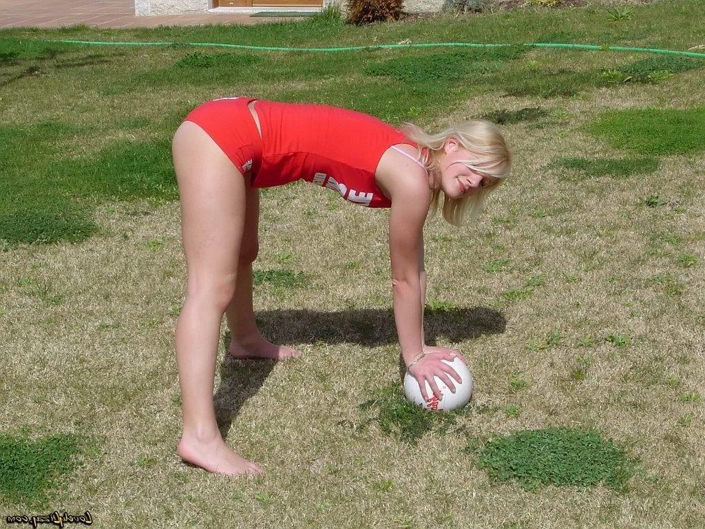 19P Pictures of Lovely Lizzy being cute and lovely outside
