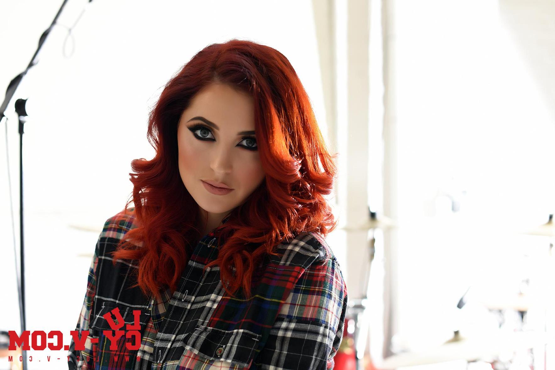 16P Redhead groupie Lucy V drops her flannel shirt to reveal her amazing boobs