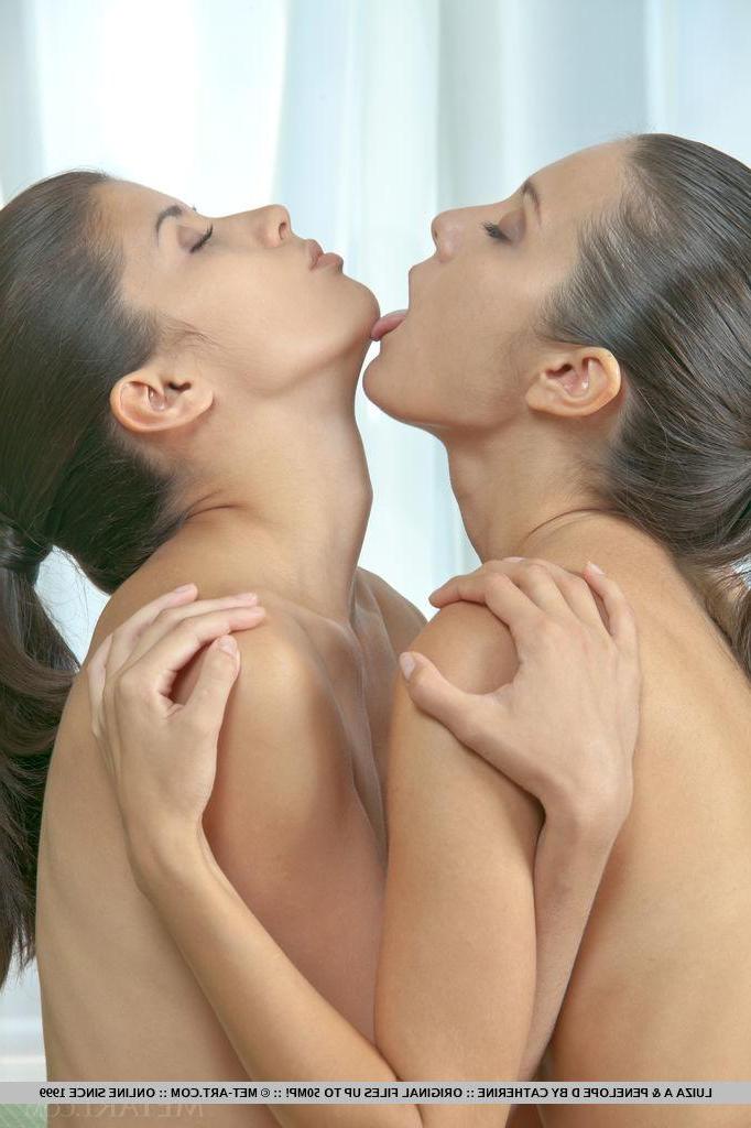 18P Hot girls Luiza and Penelope hook up for some wild lesbian sex