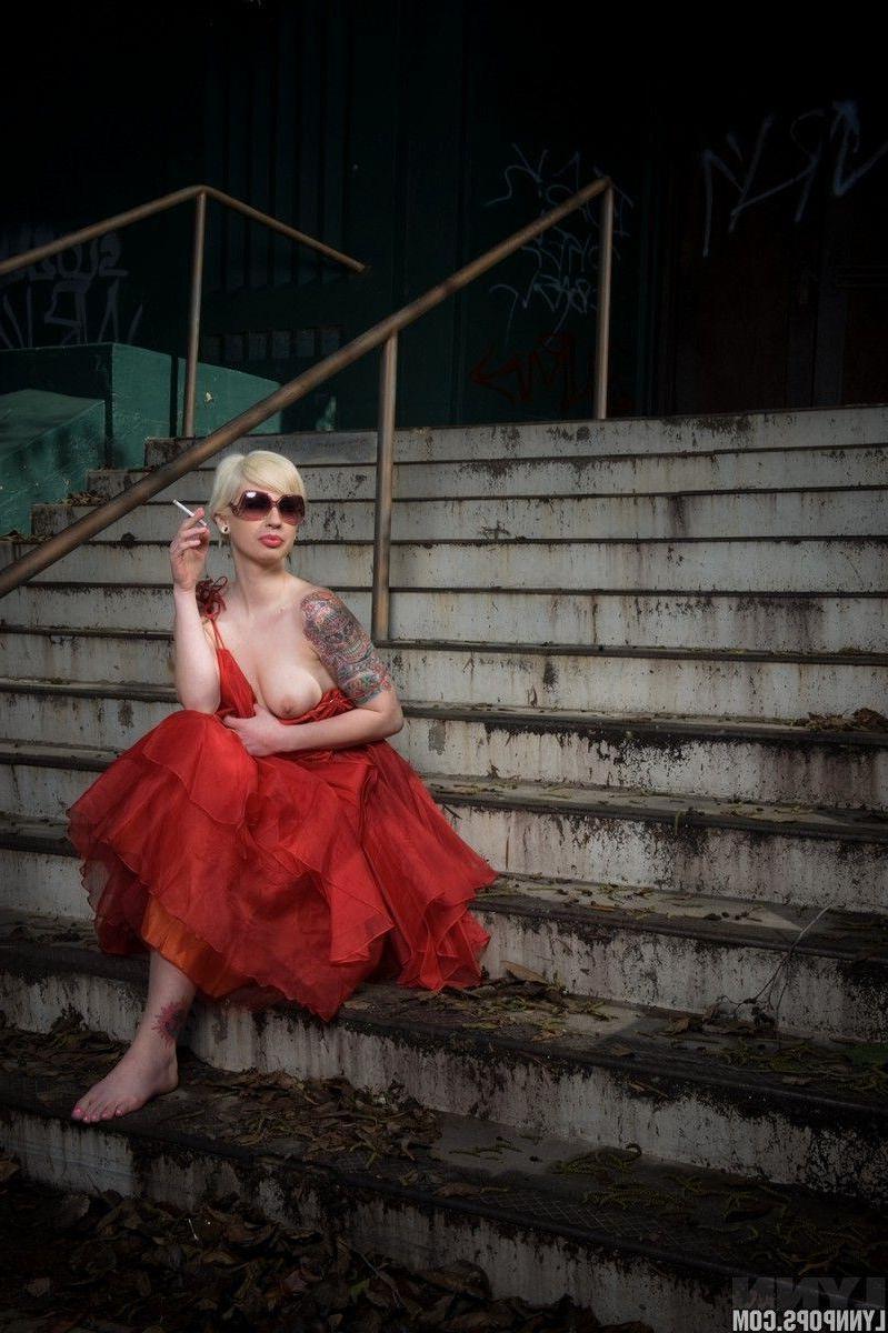 15P Pictures of Lynn Pops teasing in her dress