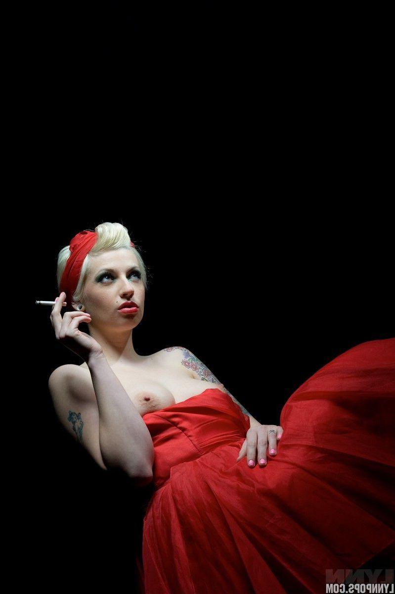 15P Pictures of Lynn Pops teasing in her dress