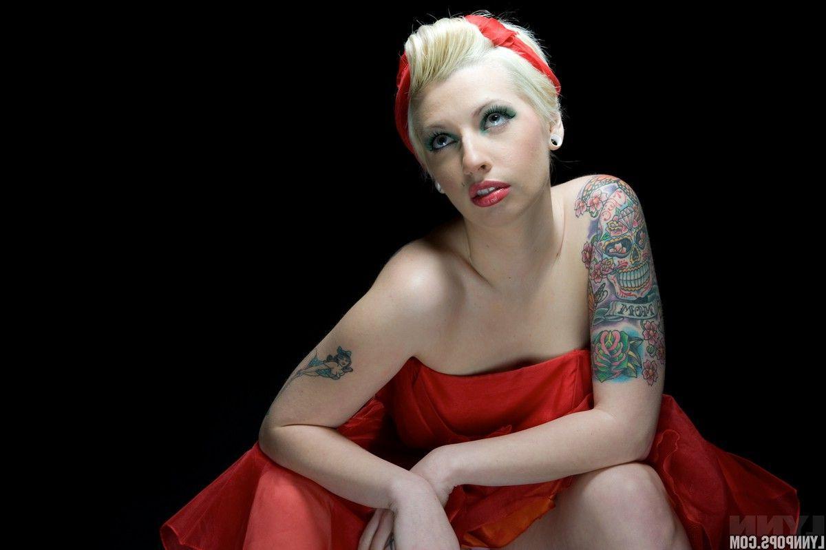 15P Pictures of Lynn Pops teasing in her dress
