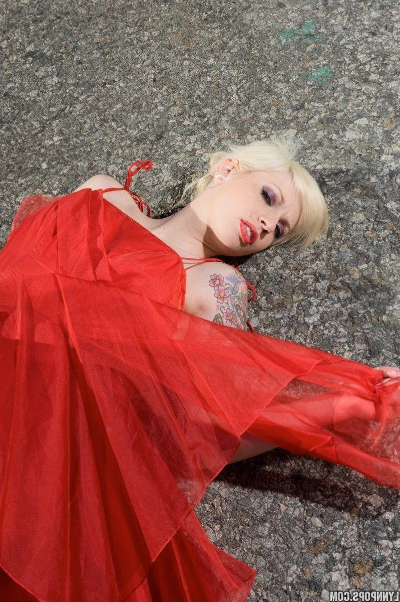 15P Pictures of Lynn Pops teasing in her dress