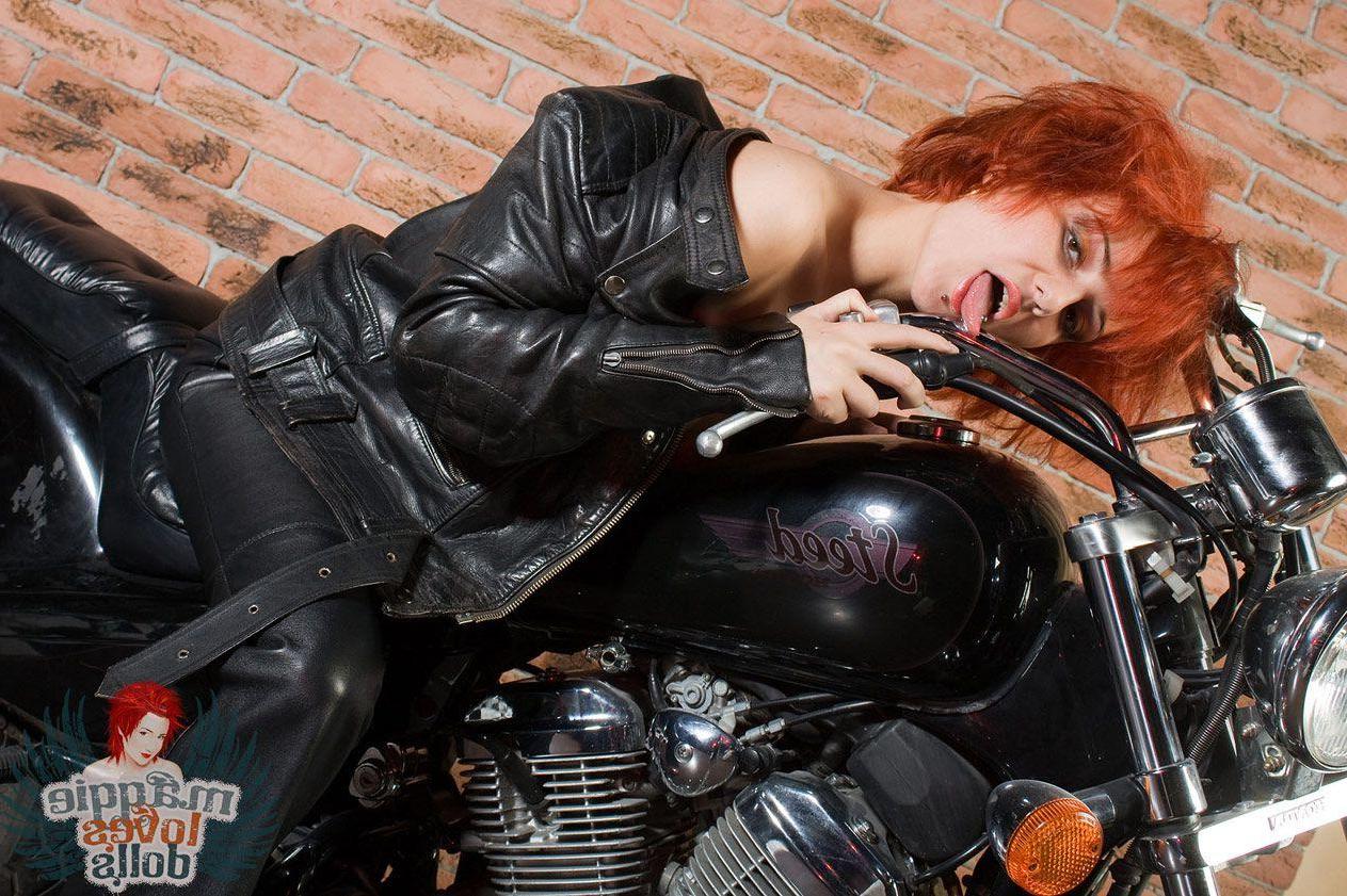16P Pictures of Maggie Loves Dolls getting herself off on a bike