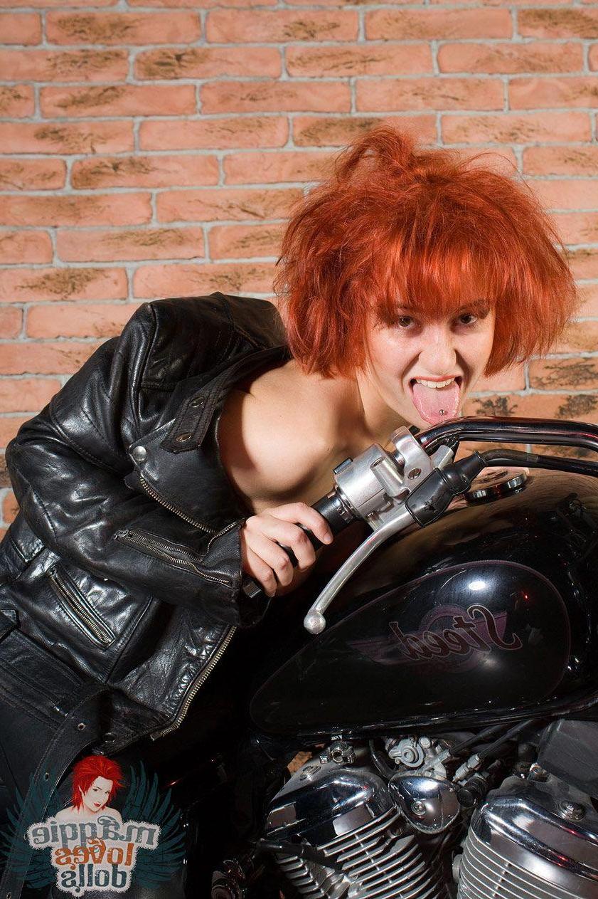 16P Pictures of teen Maggie Loves Dolls getting kinky with her bike
