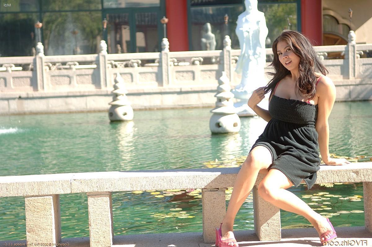 20P Pictures of Mai being kinky outside