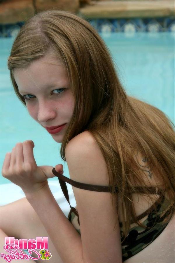 16P Pictures of Mandi Collins going for a topless swim
