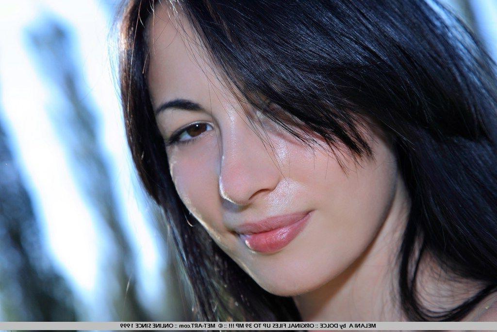 18P Pictures of teen beauty Melani A naked in the field