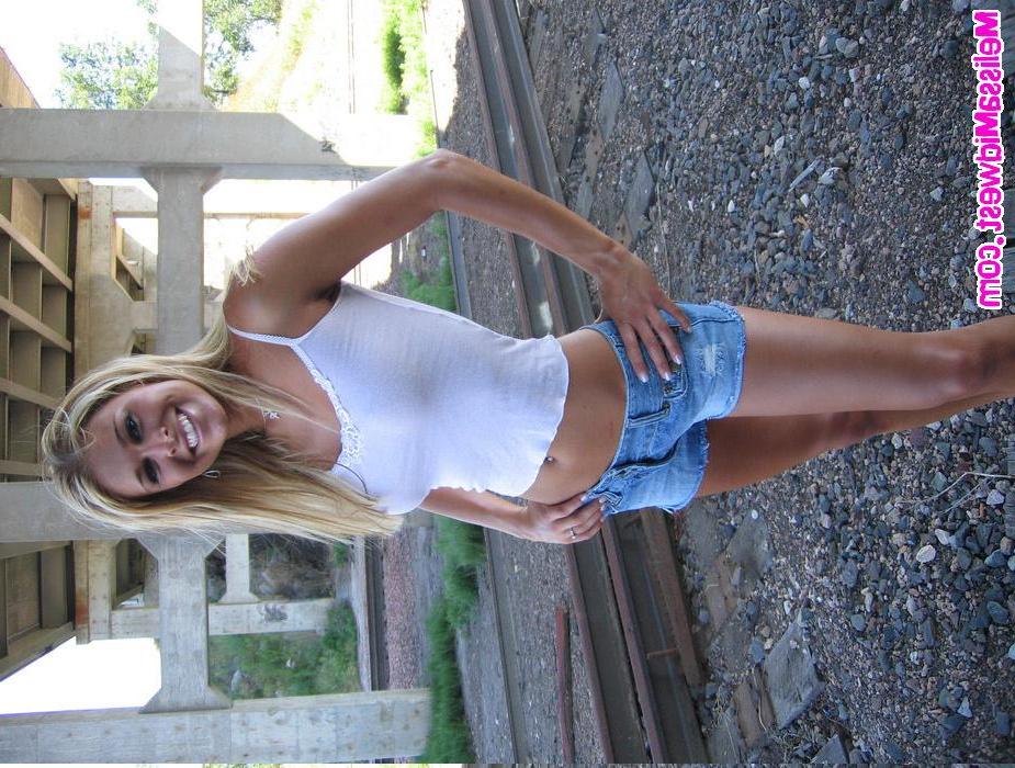 15P Melissa Midwest goes topless outside