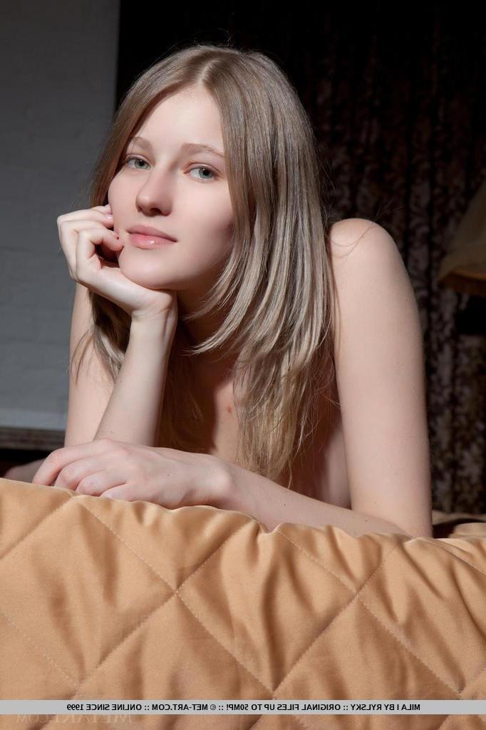 18P Blonde babe Mila I strips naked and spreads her legs for you