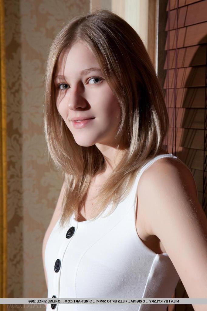 18P Blonde babe Mila I strips naked and spreads her legs for you