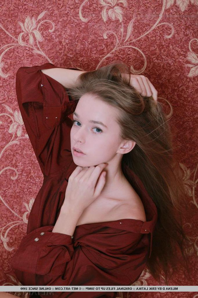 18P Pretty teen Milena D offers you her hairy pussy