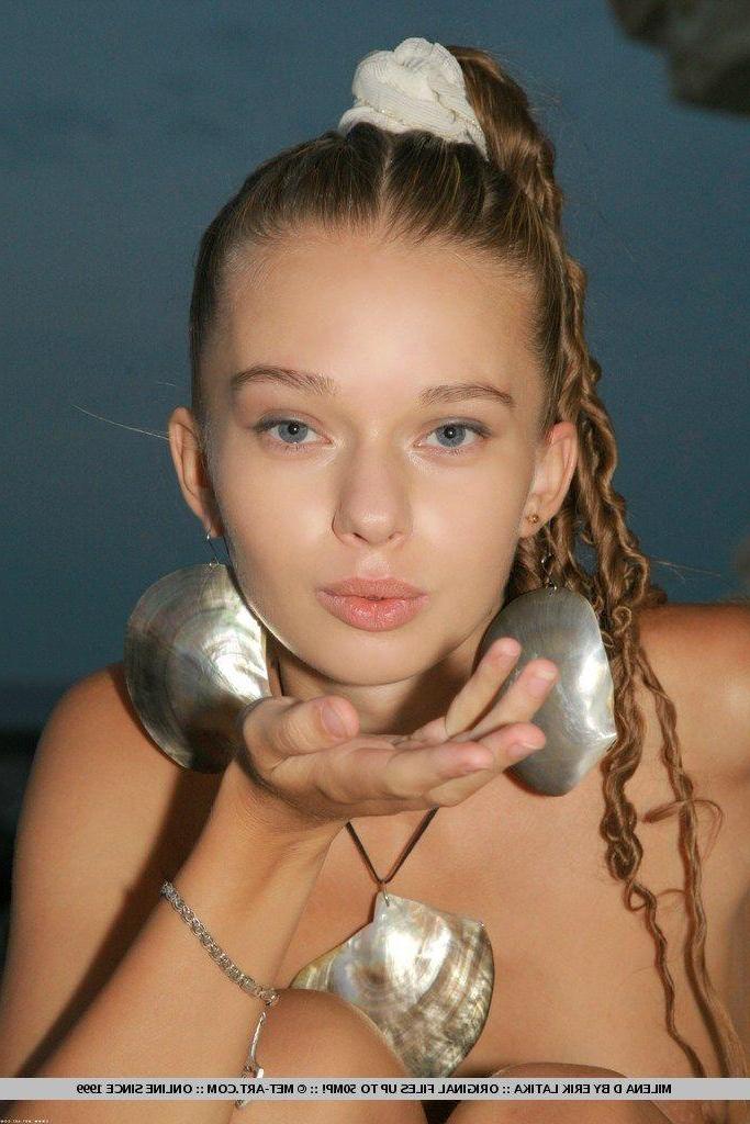 18P Pictures of Milena D showing her pussy