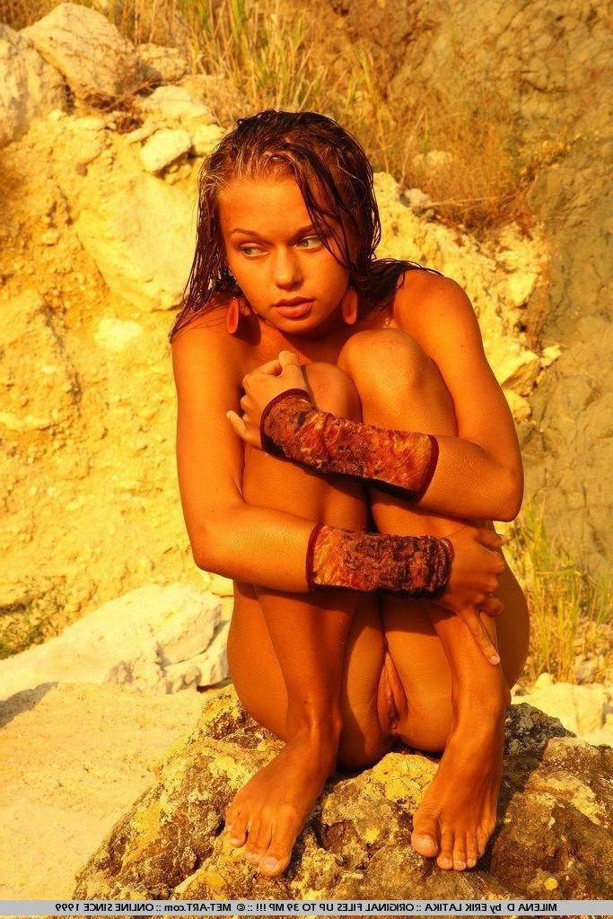 19P Pictures of Milena D totally nude on a beach