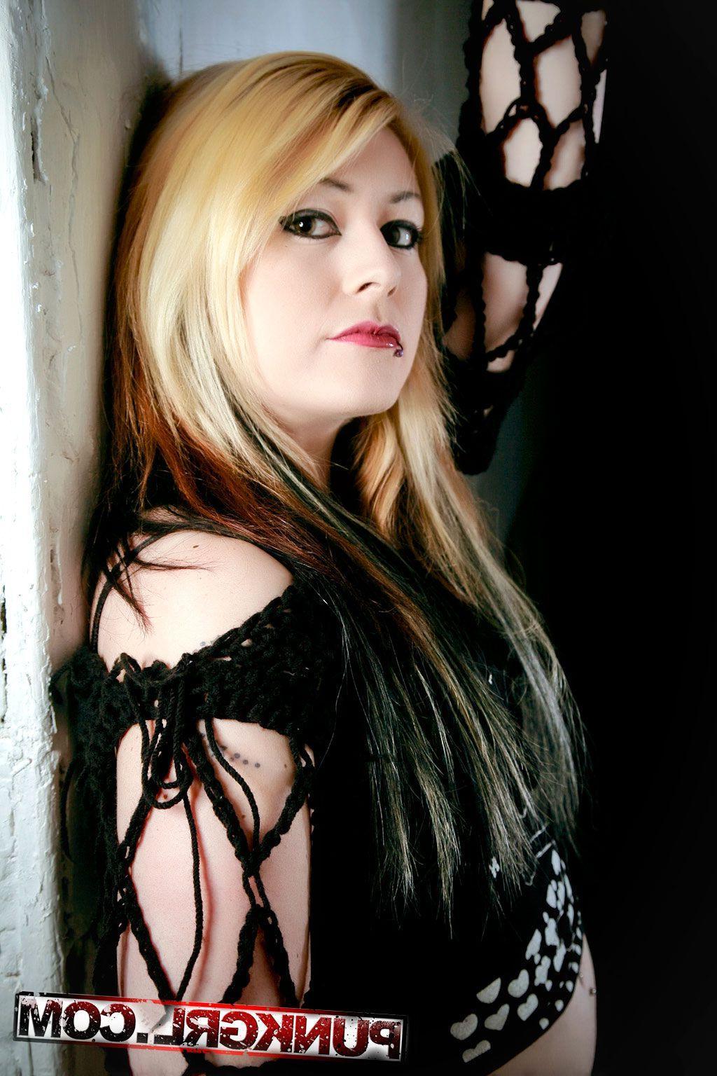 20P Pictures of punk teen Miss Kitty teasing in no top