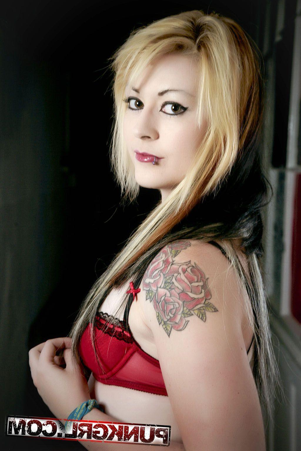 20P Pictures of punk teen Miss Kitty teasing in no top