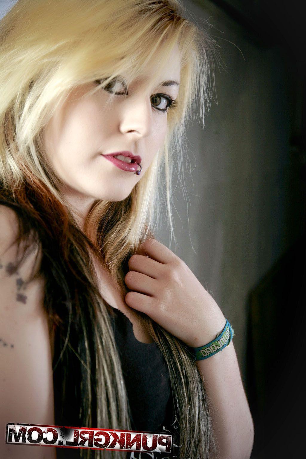 20P Pictures of punk teen Miss Kitty teasing in no top